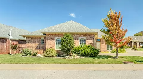 10312 Hawthorn Dr, The Village, OK 73120