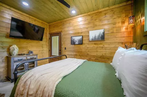 Bedroom - 159 Watsons Run, Broken Bow, OK 74728 photo 6 of 7