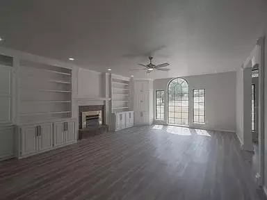 Living - 116 E Cedar Dr, Tuttle, OK 73089 photo 2 of 4