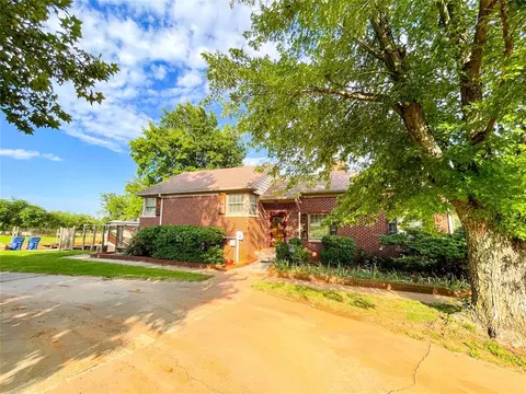 212 N Pine St, Guthrie, OK 73044 photo 2
