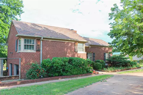 212 N Pine St, Guthrie, OK 73044 photo 3