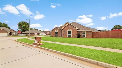 400 N Amethyst Way, Mustang, OK 73064