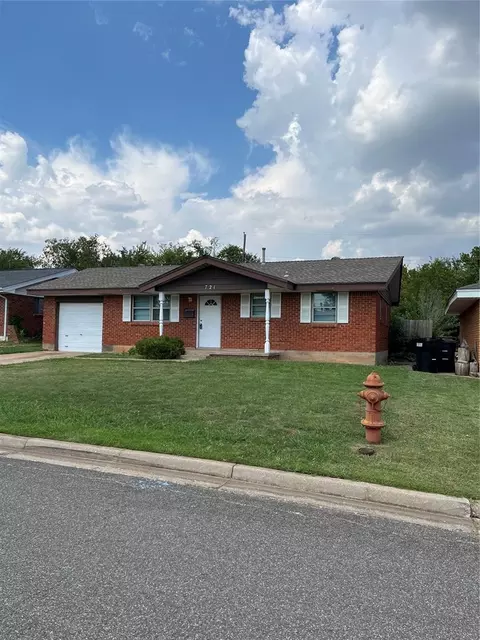 721 SW 3rd St, Moore, OK 73160