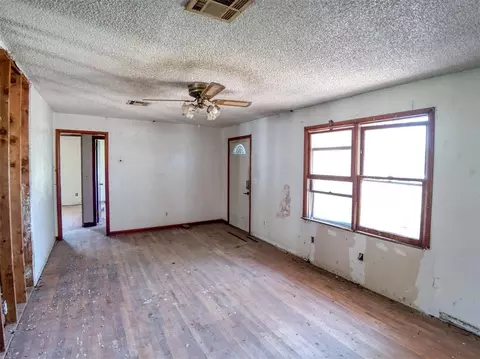 Living - 414 S 3rd St, Byars, OK 74831 photo 2 of 3