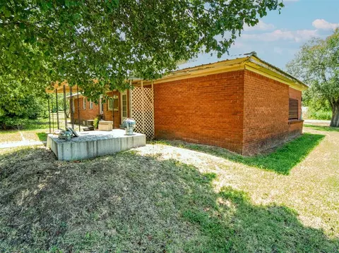 Exterior - 414 S 3rd St, Byars, OK 74831 photo 2 of 3