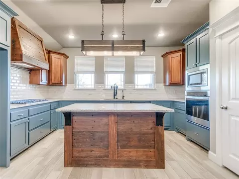 Kitchen - 2017 Edgewater Dr, Moore, OK 73160 photo 2 of 3