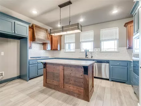 Kitchen - 2017 Edgewater Dr, Moore, OK 73160 photo 3 of 3