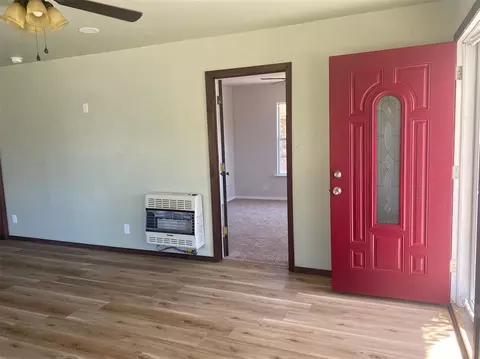 Entry Way - 1328 E 10th St, Shawnee, OK 74801 photo 1 of 4