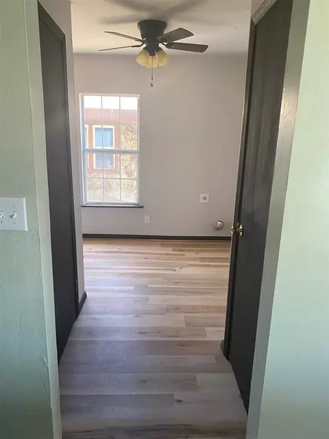 Entry Way - 1328 E 10th St, Shawnee, OK 74801 photo 3 of 4