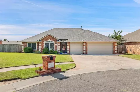 912 NE 25th Ct, Moore, OK 73160