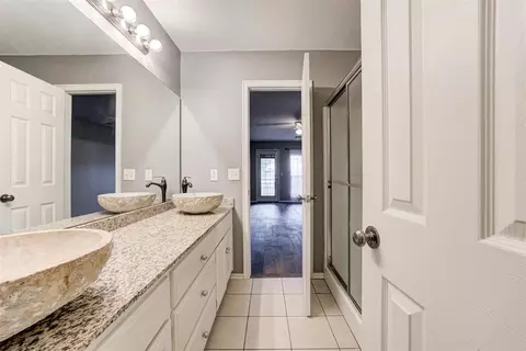 Bath - 1405 SW 24th St, Moore, OK 73170 photo 3 of 7