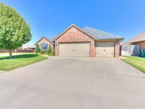 9041 NW 82nd St, Yukon, OK 73099