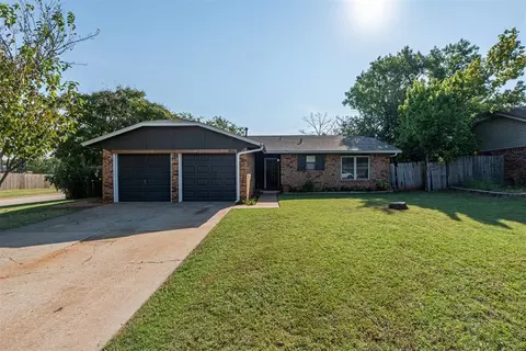 900 Cottonwood Dr, Moore, OK 73160