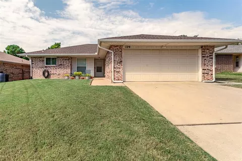 129 Oak Tree Dr, Midwest City, OK 73130