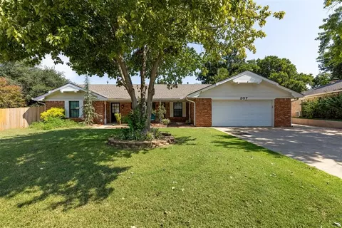 207 Saint James Pl, Chickasha, OK 73018