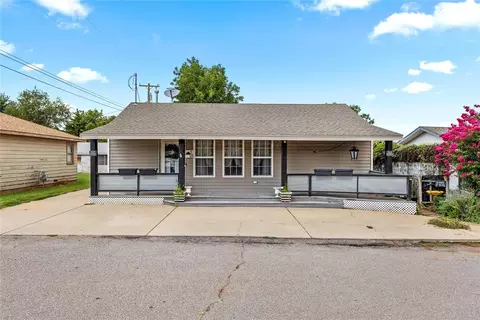 905 Prairie Chief Ave, Clinton, OK 73601