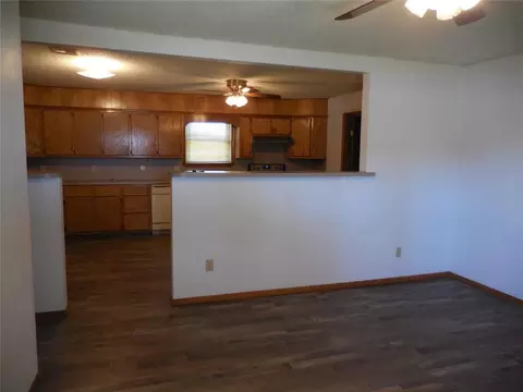 Living - 411 S A St, Davis, OK 73030 photo 3 of 6
