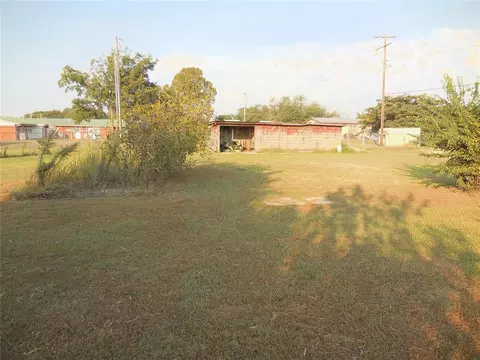 Exterior - 411 S A St, Davis, OK 73030 photo 2 of 5