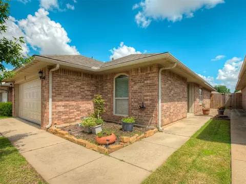623 SW 37th St, Moore, OK 73160