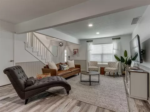 Living - 1033 Mockingbird Ln, Norman, OK 73071 photo 4 of 5