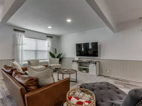 Living - 1033 Mockingbird Ln, Norman, OK 73071 photo 3 of 5