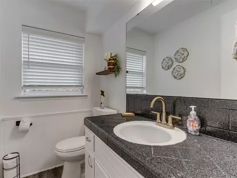 Bath - 1033 Mockingbird Ln, Norman, OK 73071 photo 4 of 4