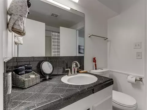 Bath - 1033 Mockingbird Ln, Norman, OK 73071 photo 3 of 4