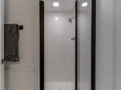 Bath - 1033 Mockingbird Ln, Norman, OK 73071 photo 2 of 4