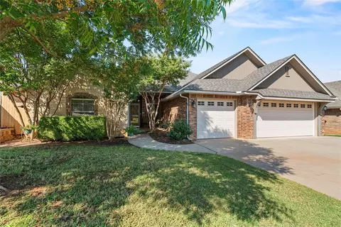 909 Kelsi Dr, Moore, OK 73160