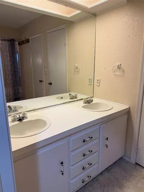 Bath - 818 Elm St, Altus, OK 73521 photo 2 of 6