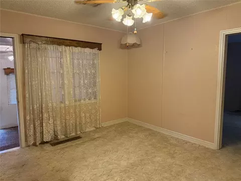 Living - 818 Elm St, Altus, OK 73521 photo 4 of 5