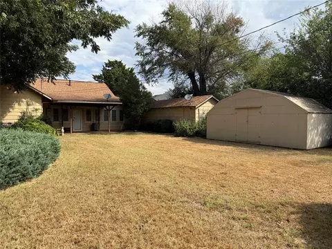 Exterior - 818 Elm St, Altus, OK 73521 photo 6 of 8