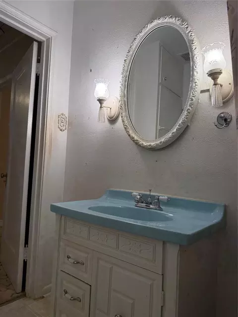 Bath - 818 Elm St, Altus, OK 73521 photo 6 of 6