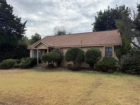 Exterior - 818 Elm St, Altus, OK 73521 photo 2 of 8
