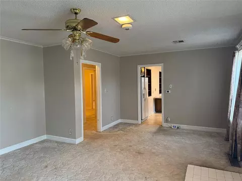 Living - 818 Elm St, Altus, OK 73521 photo 2 of 5