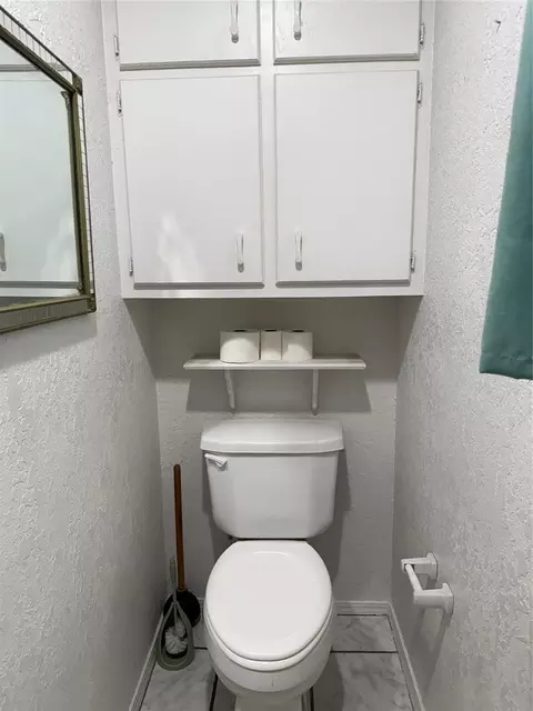 Bath - 818 Elm St, Altus, OK 73521 photo 3 of 6