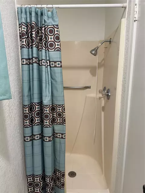 Bath - 818 Elm St, Altus, OK 73521 photo 1 of 6