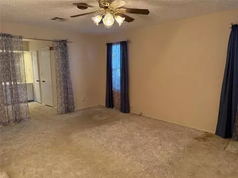 Living - 818 Elm St, Altus, OK 73521 photo 3 of 5
