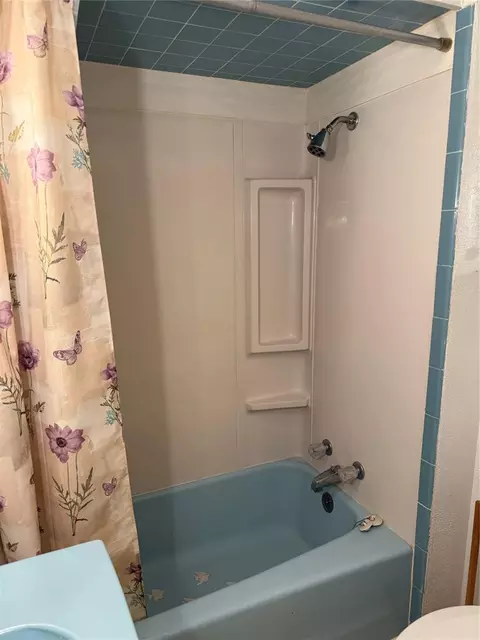 Bath - 818 Elm St, Altus, OK 73521 photo 5 of 6
