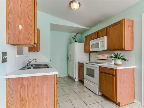 Kitchen - 1209 Briar Patch Way, Norman, OK 73071 photo 3 of 6