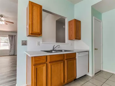Kitchen - 1209 Briar Patch Way, Norman, OK 73071 photo 5 of 6