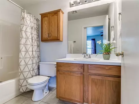 Bath - 1209 Briar Patch Way, Norman, OK 73071 photo 1 of 3