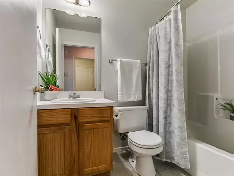 Bath - 1209 Briar Patch Way, Norman, OK 73071 photo 3 of 3