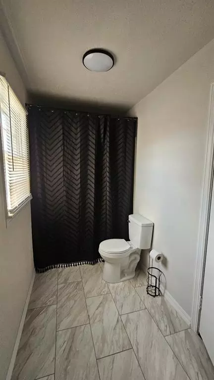 Bath - 1038 E Walnut St, Altus, OK 73521 photo 1 of 2