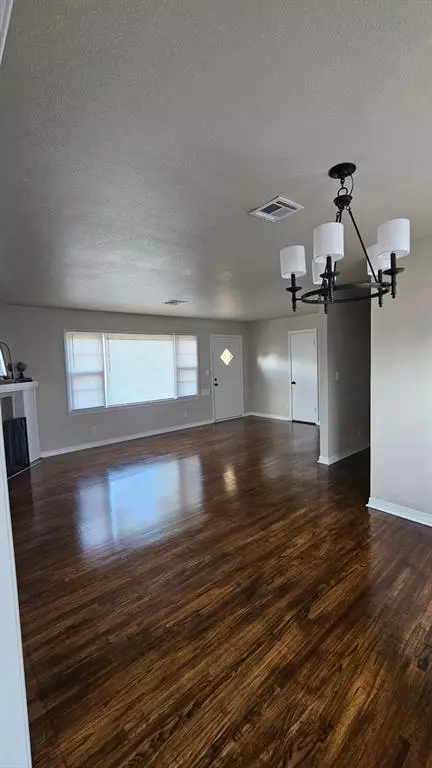 Living - 1038 E Walnut St, Altus, OK 73521 photo 3 of 4