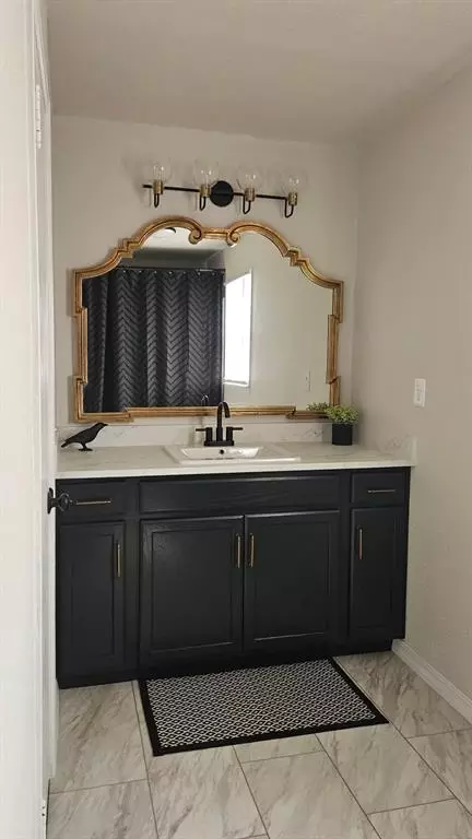 Bath - 1038 E Walnut St, Altus, OK 73521 photo 2 of 2