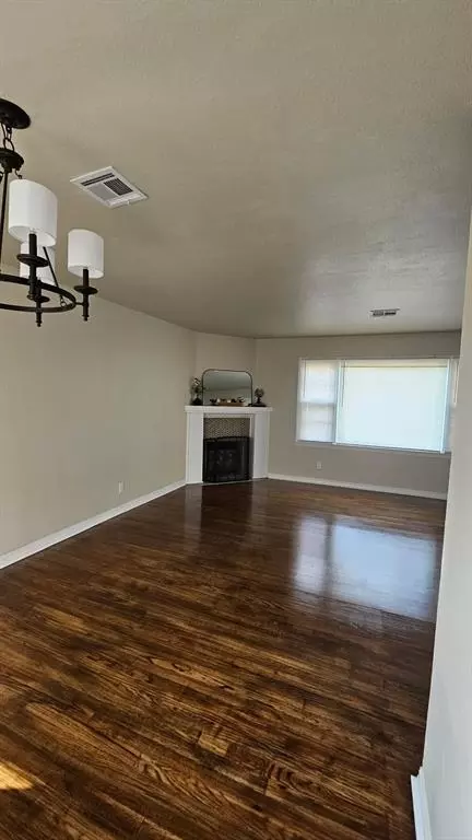 Living - 1038 E Walnut St, Altus, OK 73521 photo 2 of 4