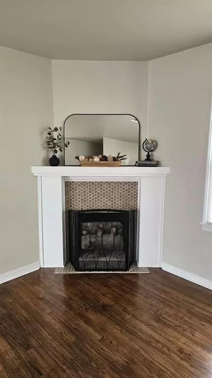 Living - 1038 E Walnut St, Altus, OK 73521 photo 4 of 4
