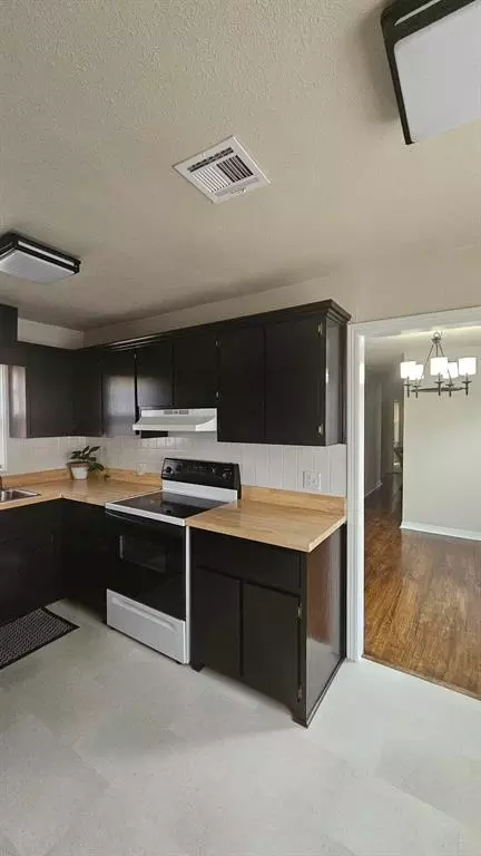 Kitchen - 1038 E Walnut St, Altus, OK 73521 photo 2 of 3