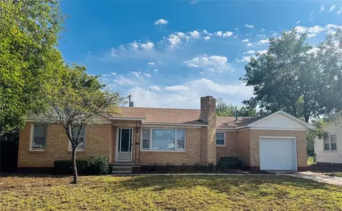Exterior - 1038 E Walnut St, Altus, OK 73521 photo 2 of 5